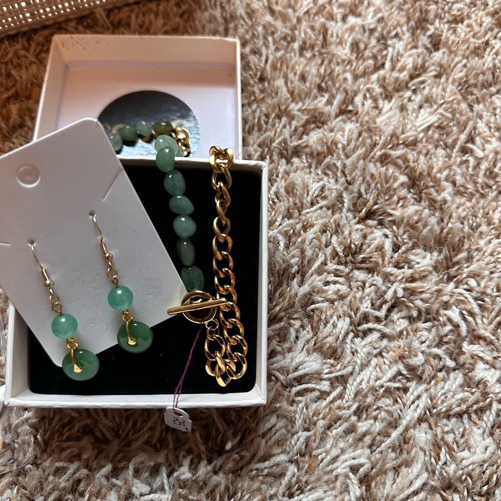 Elegant Green stone and Gold Jewelry Set- NWT